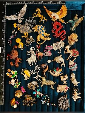 Lot of 35 Mixed Animal Brooches Pins Enamel Crystal Rhinestone Costume Jewelry